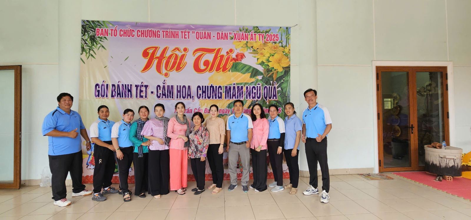 các thầy cô chuẩn bị thi gói bánh tét, cấm hoa và chưng mâm ngũ quả