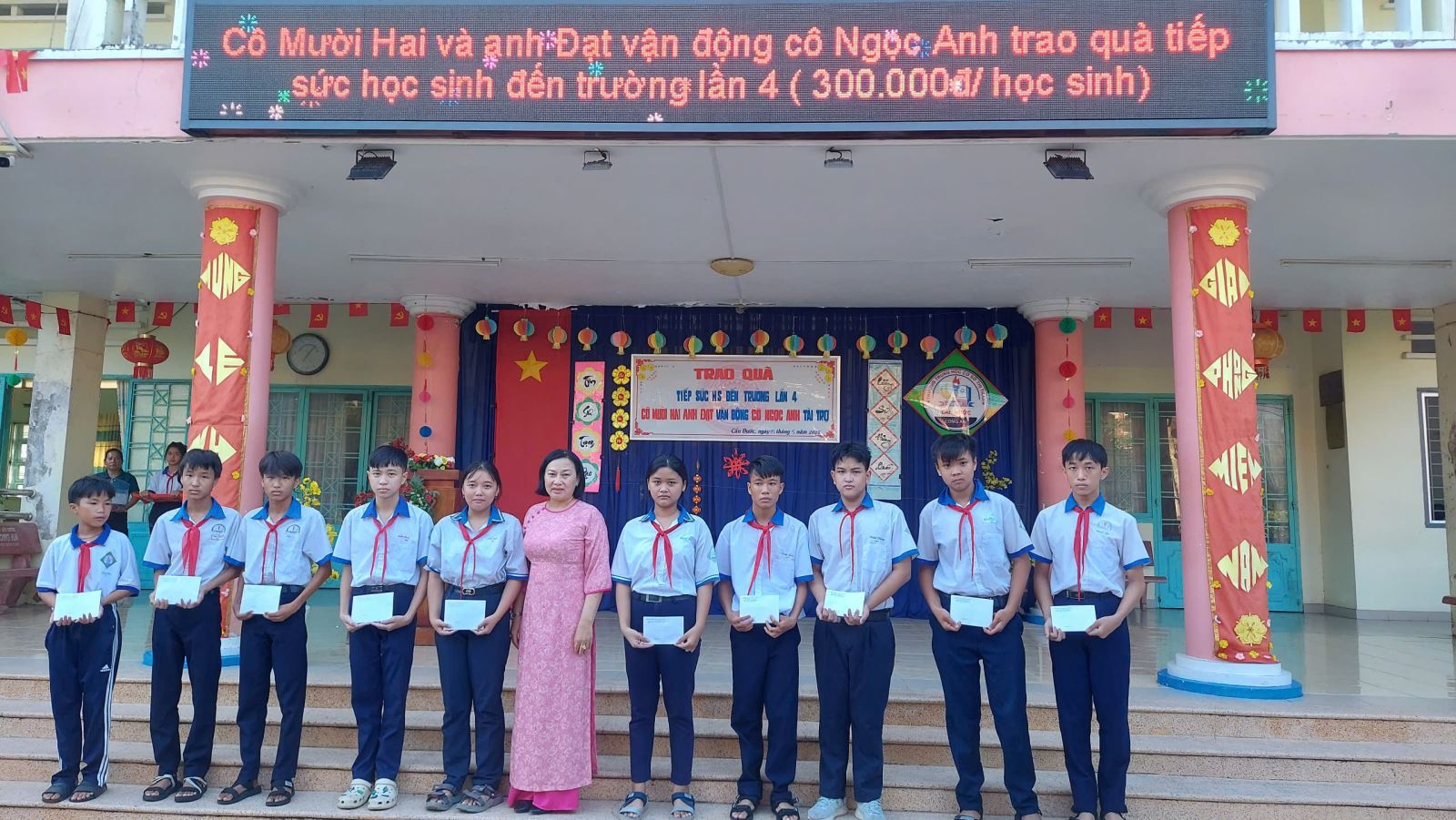 Trao quà tiếp sức học sinh đến trường lần 4