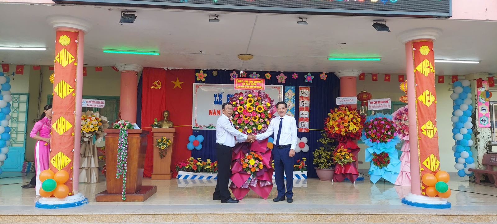 Đồng chí Lê Minh Bảo - Phó Bí thư Đảng ủy, Chủ Ủy ban nhân dân xã- đến dự lễ khai giảng năm học mới tặng hoa chúc mừng cán bộ, giáo viên và các em học sinh Trường trung học cơ sở Cần Đước .
